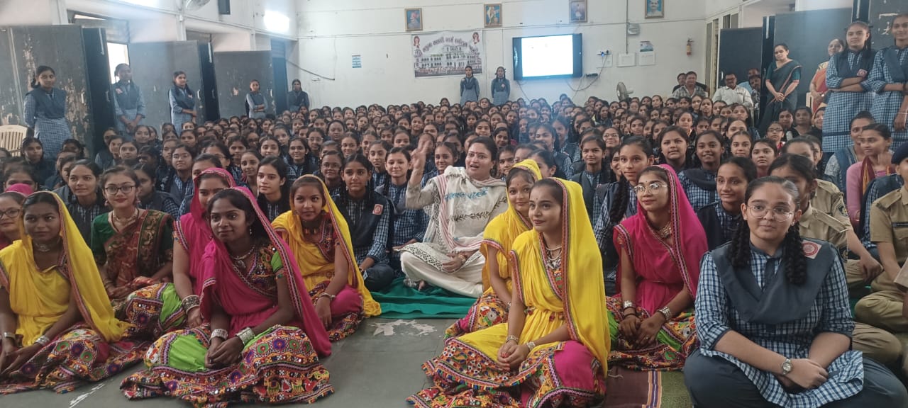 શ્રી સજુબા ગર્લ્સ હાઈસ્કૂલ ખાતે શાળા પ્રવેશોત્સવ અને કન્યા કેળવણી મહોત્સવની ભવ્ય ઉજવણી : દીકરીઓને પાઠ્યપુસ્તક, યુનિફોર્મ આપી શિક્ષણ માટે પ્રેરણા અપાઈ