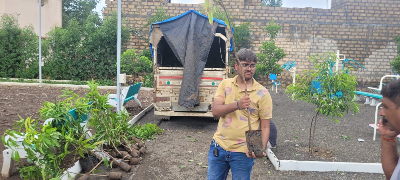 ધોરાજીમાં હરિયાળી માટે યત્ન: એન.ડી. શાહ ફિટનેસ સેન્ટર અને યુથ હોસ્ટેલના સંયુક્ત ઉપક્રમે શાકભાજી-ફળફળાદીના રોપા વિતરણ કાર્યક્રમ યોજાયો