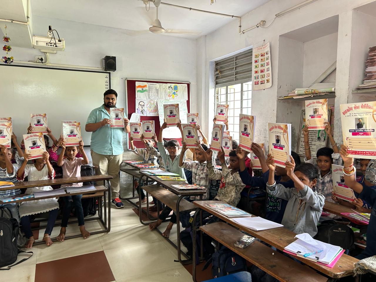 ભુરખલ ગામની ત્રણ શાળાઓમાં સહયોગ સેવા ચેરીટેબલ ટ્રસ્ટ દ્વારા ચોપડા વિતરણ અને વૃક્ષારોપણનો કાર્યક્રમ: વિદ્યાર્થીઓના ચહેરા પર ખિલી ખુશી