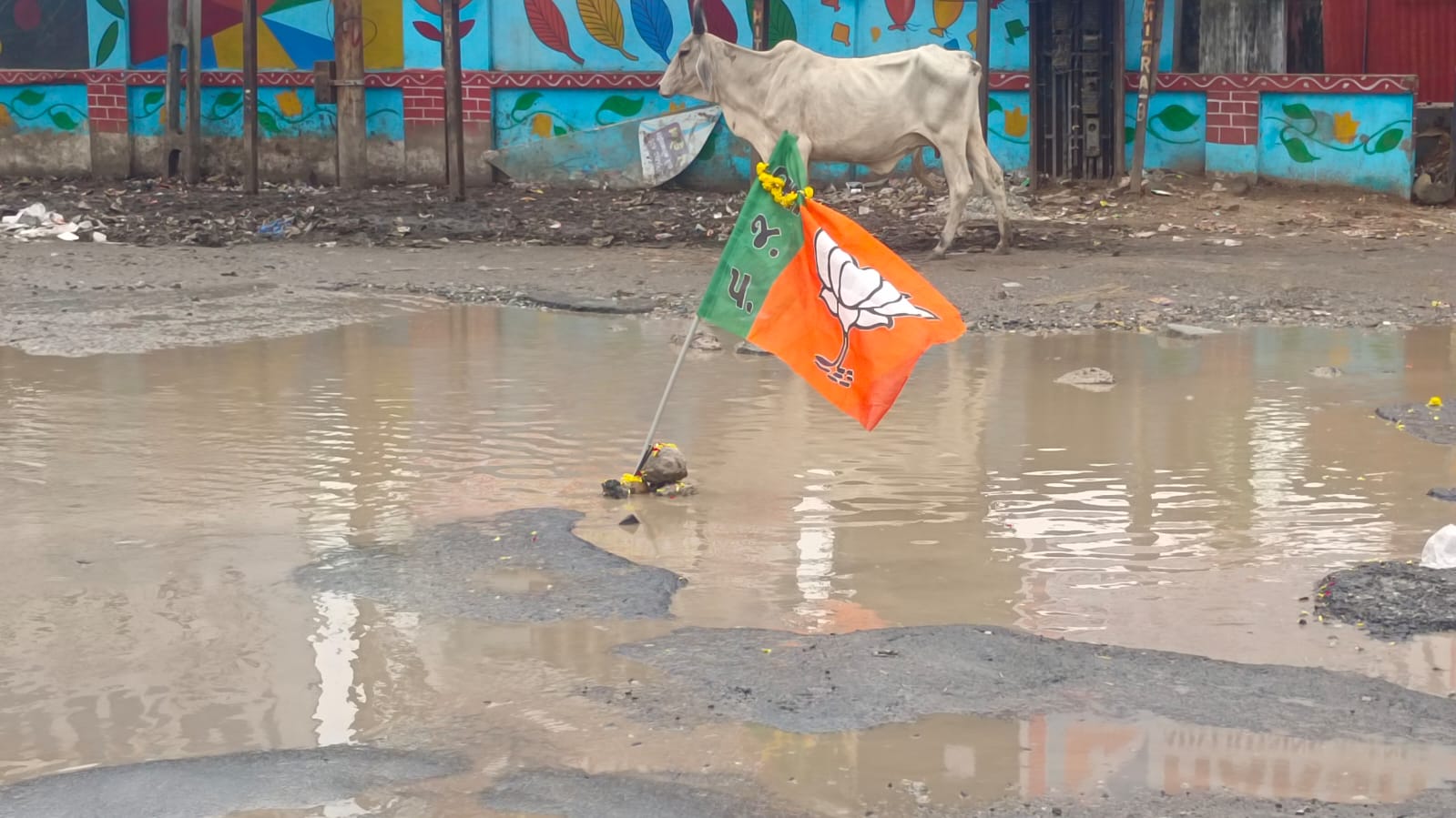 ડીસા બસ સ્ટેશનના ખાડાઓ સામે આપ-કોંગ્રેસનો ખાડા પુજન કાર્યક્રમ: ભાજપના ઝંડા સાથે કરાયું પ્રતિકાત્મક વિરોધ