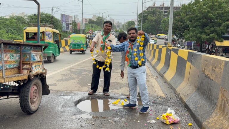 જામનગરમાં આંબેડકર બ્રિજ પર પડેલા ખાડાને લઈ કોંગ્રેસનો અનોખો વિરોધ: ખાડાને પહેરાવ્યું હાર, કરી ખાડા દેવની પૂજા!