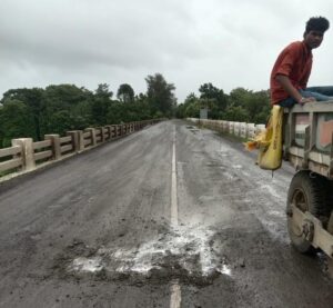 ભારે વરસાદ બાદ તાત્કાલિક પગલાં : જૂનાગઢ જિલ્લામાં ૧૦ કિ.મી.ના મુખ્ય માર્ગો પર રીપેરીંગ કામગીરી યૂદ્ધના ધોરણે શરૂ