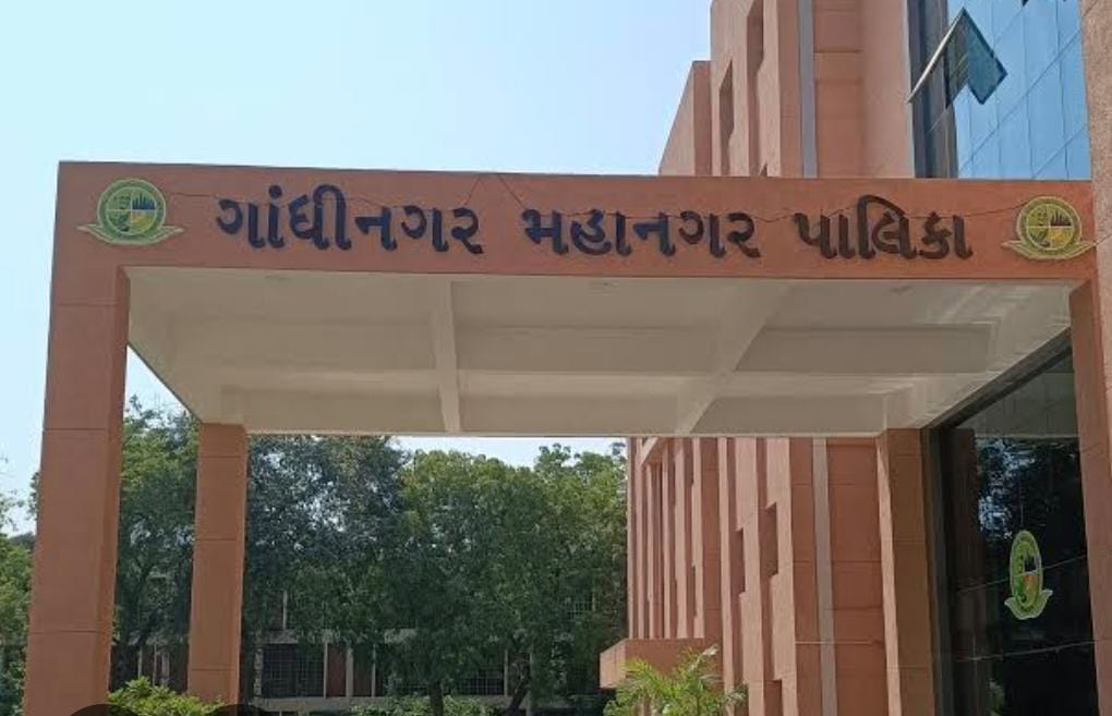 સંત સરોવર ડેમ ભરાવાની ધબકત વચ્ચે ગાંધીનગર મહાનગરપાલિકાની ચેતવણી: સાબરમતી નદીના કિનારે ન જવા સ્પષ્ટ અપીલ
