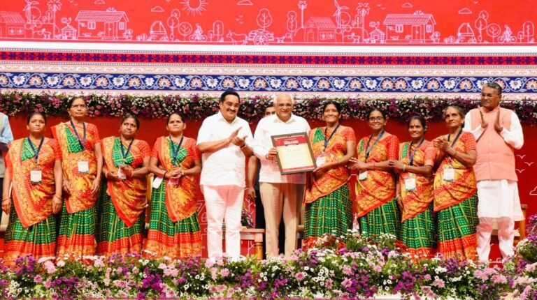ગુજરાતના રસ્તાઓ ફરી એકવાર વરસાદમાં ધોવાઈ ગયા: તંત્ર સામે જનતાનો ફાટકો, મોરબીમાં સનાળા રોડ પર ચક્કાજામ