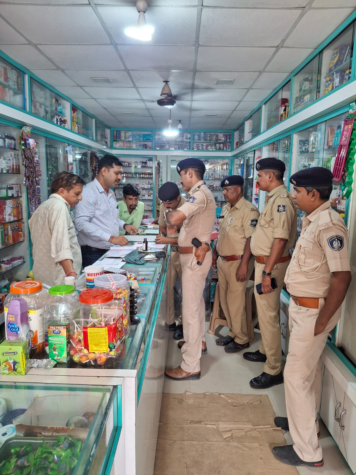 નશાકારક દવાઓ સામે રાજ્યવ્યાપી કડક કસોટી: ગુજરાત પોલીસે ૩૦૦૦થી વધુ મેડિકલ સ્ટોર્સમાં ચલાવ્યું મેગા ચેકિંગ ઓપરેશન