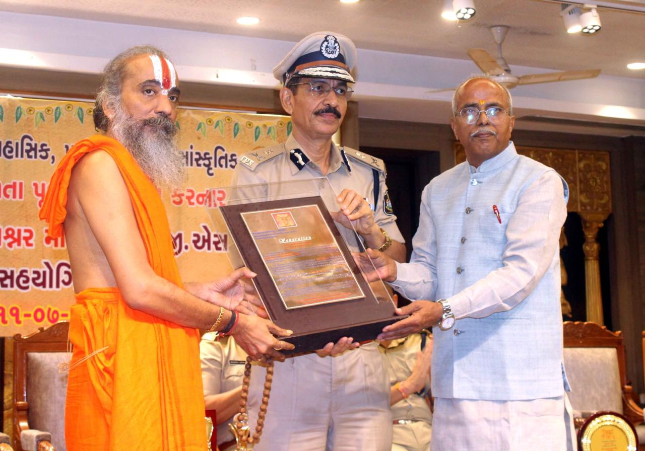 અહમદાબાદની ૧૪૮મી રથયાત્રા શાંતિપૂર્ણ રીતે સફળ બનાવનારા પોલીસ અධિકારીઓનો શ્રી જગન્નાથ મંદિર ટ્રસ્ટ દ્વારા સન્માન
