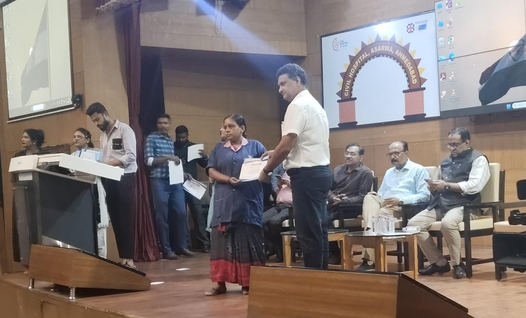 વિમાન દુર્ઘટનાના એક મહિના પછી સિવિલ હોસ્પિટલમાં બેહદ ભાવુક અને ગૌરવસભર સન્માન સમારોહ: બચાવ કામગીરીમાં ઉલ્લેખનીય યોગદાન આપનાર ૪૫૦ કર્મચારીઓનો સન્માન