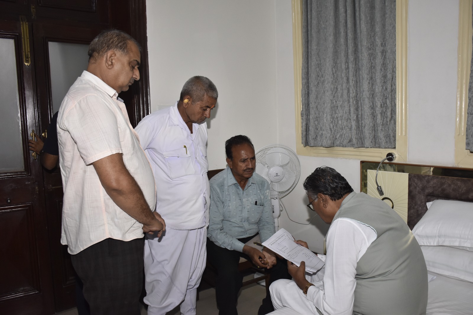 જામનગરમાં કૃષિમંત્રી રાઘવજીભાઈ પટેલનો લોકસંપર્ક કાર્યક્રમ : નાગરિકોની ફરિયાદો અને રજૂઆતો સાંભળી તાત્કાલિક નિવારણના આશ્વાસન