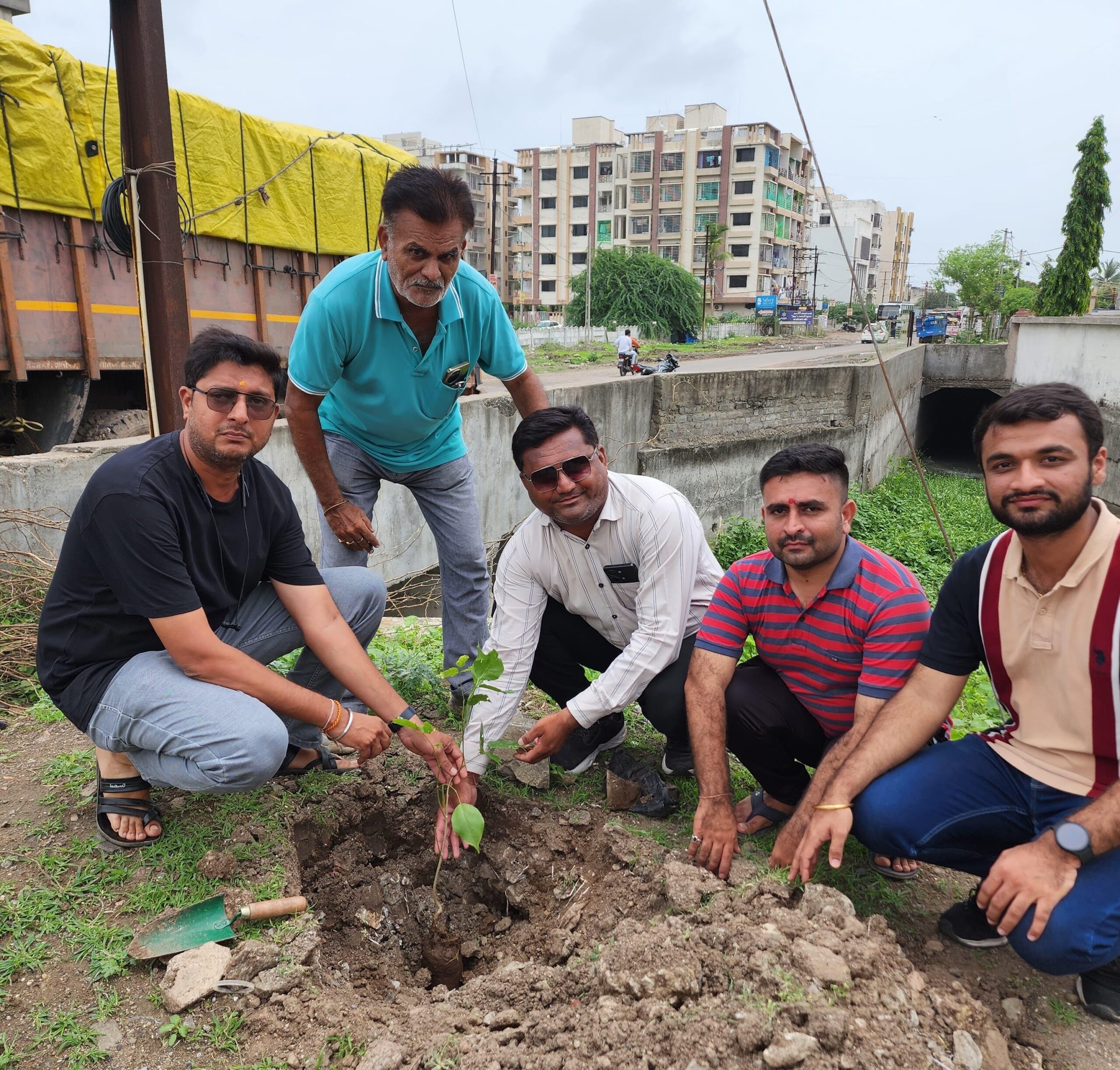 જામનગરના ગોલ્ડન સિટીમાં નરેન્દ્ર મોદી વિચાર મંચ દ્વારા ૧૦૮ વૃક્ષારોપણનો યજ્ઞ : પર્યાવરણ માટે સમર્પિત ઉમદા પહેલ