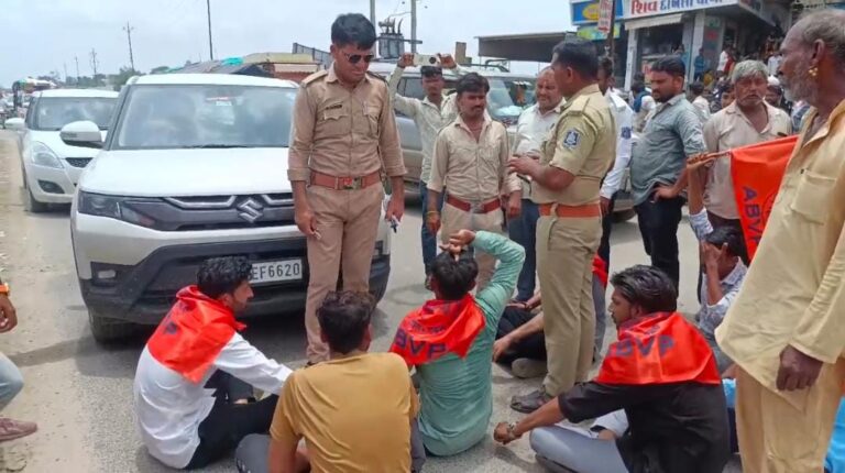 ઓડિશા ઘટનાના વિરોધમાં રાધનપુરમાં ABVPનો ઉગ્ર દેખાવ: NSUI હાય હાયના નારા સાથે હાઈવે પર માર્ગ રોકો, તંત્ર સામે કડક કાર્યવાહીની માંગ