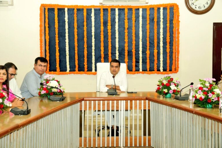 રાજકોટમાં ગૃહ રાજ્યમંત્રી હર્ષ સંઘવીએ અધિકારીઓ અને વકીલો સાથે બેઠક યોજી : ગુનાખોરો સામે કડક કાર્યવાહી અને નાગરિક સુરક્ષા પર ભાર