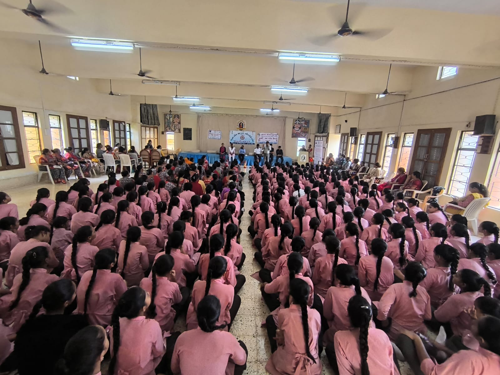 જામનગરના કસ્તુરબા સ્ત્રી વિકાસ ગૃહમાં ફાયર સેફ્ટી તાલીમ: 300થી વધુ બહેનોને અપાયી જીવ બચાવવાની સમજણ અને લાઈવ ડેમો અનુભવ