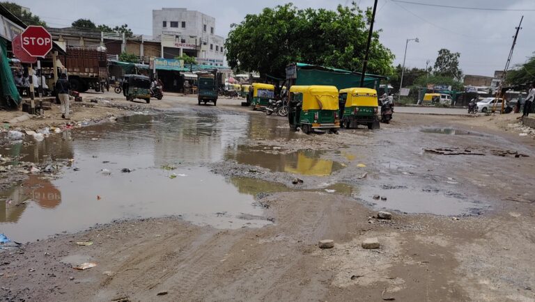 રાધનપુરનાં ખાડાઓ બન્યાં “મૌતનાં ગાડાં”: લારી પડતાં ગરીબ વેપારીને નુકસાન – પાલિકા સામે લોકોનો ઉગ્ર રોષ