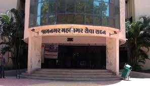 જામનગર શહેરમાં ગેરકાયદેસર ઘાસચારો વેચાણ સામે મનપાની કડક કાર્યવાહી : 15 હજાર કિલો ઘાસચારો જપ્ત, રૂ.11,500 નો દંડ વસૂલ