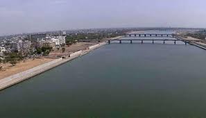 સંત સરોવર ડેમ ભરાવાની ધબકત વચ્ચે ગાંધીનગર મહાનગરપાલિકાની ચેતવણી: સાબરમતી નદીના કિનારે ન જવા સ્પષ્ટ અપીલ