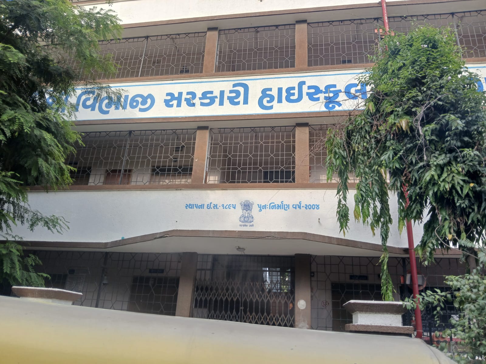 જામનગર વિભાજી સ્કૂલની દીવાલના ભૂસખલનનો ખતરો: તંત્રે કદમ ન ભર્યા તો બાળકોની સલામતીનો કોણ જવાબદાર?