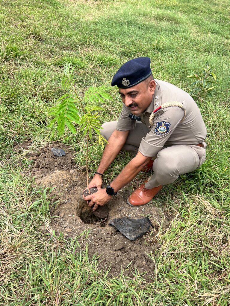 મહુવા ગ્રામ્ય પોલીસ સ્ટેશન દ્વારા બિલડી ગામમાં વિશાળ વૃક્ષારોપણ કાર્યક્રમનું આયોજન – ગામના લોકો અને સત્તાધિકારીઓની ભવ્ય હાજરી