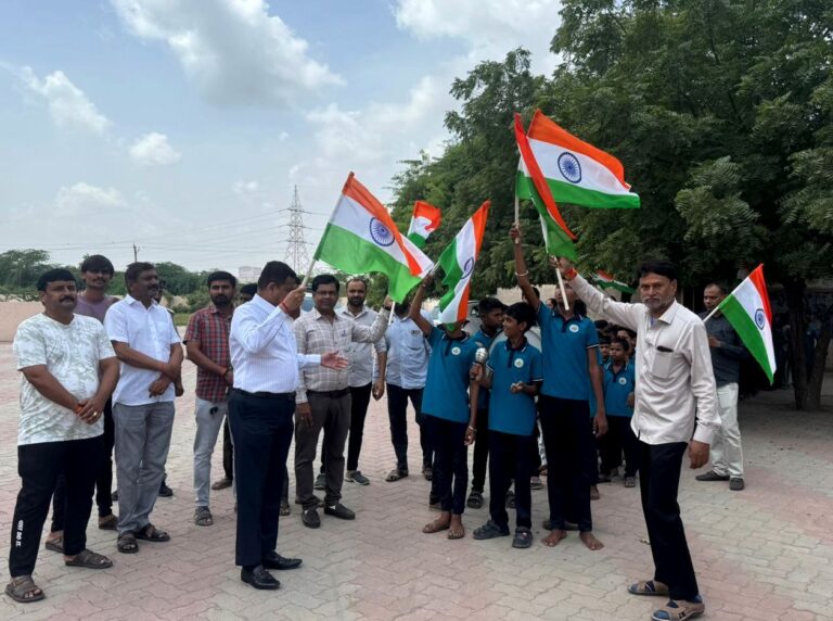 મોરબીના બેલા (રંગપર) ગામે ભવ્ય તિરંગા રેલીમાં જિલ્લા કલેક્ટરશ્રી કે.બી. ઝવેરીએ શાળાના ભૂલકાઓ સાથે જોડાઈ, ઉત્સાહમાં ઉમેરો