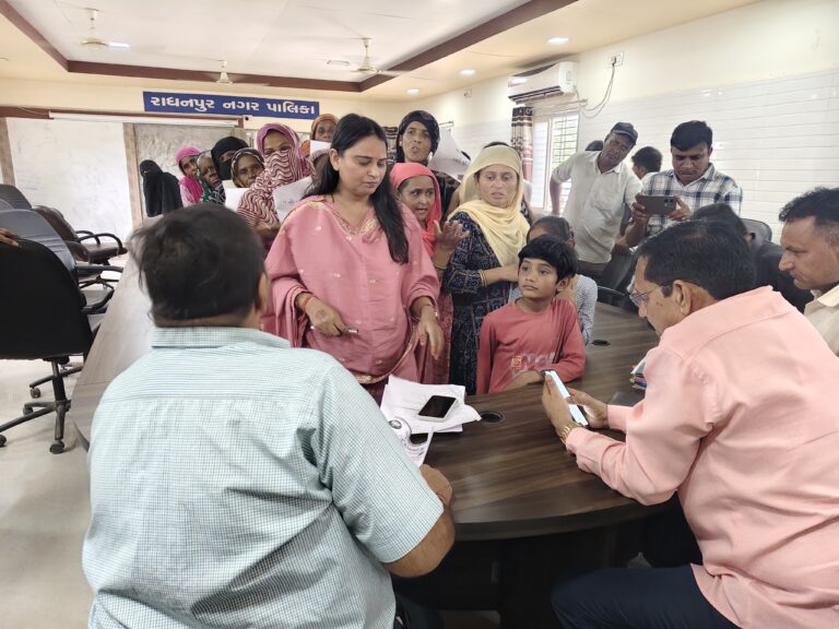 રાધનપુર નગરપાલિકાની સામાન્ય સભામાં ઘમાસાણઃ વિકાસ ન થતાં મહિલાઓના વિરોધ વચ્ચે પ્રમુખ બેઠક છોડીને નીકળી ગયા