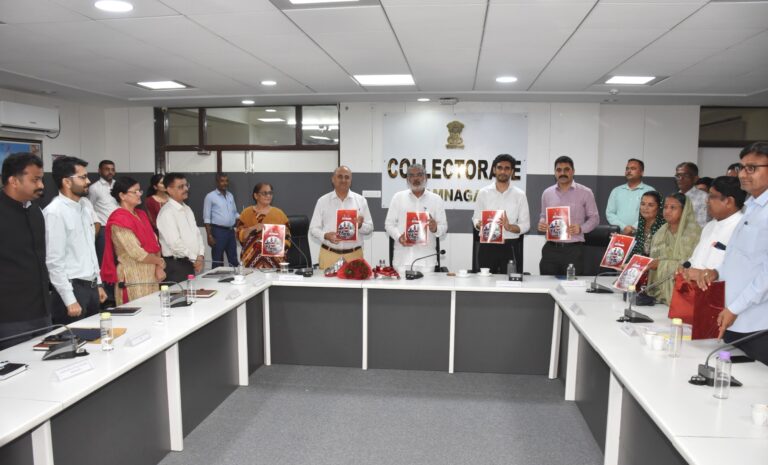 જામનગર જિલ્લામાં વિકાસના શ્રેષ્ઠ કાર્યનો દસ્તાવેજ : પ્રભારી મંત્રી શ્રી મુળુભાઈ બેરાના હસ્તે ‘જિલ્લા વિકાસ વાટિકા’  પત્રિકા વિમોચિત