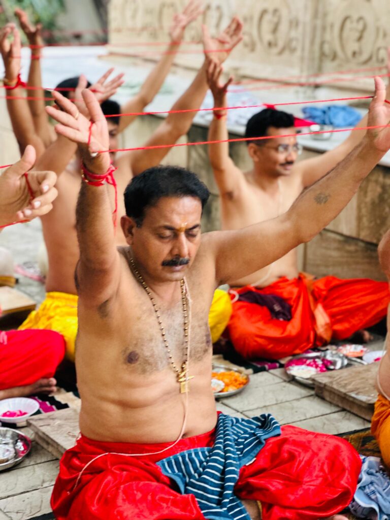 જામનગરમાં શ્રાવણી પૂનમ નિમિત્તે પૂર્વમંત્રી ધર્મેન્દ્રસિંહ મેરૂભા જાડેજા દ્વારા પરિવાર સાથે જનોઇ બદલાવાની વિધિ