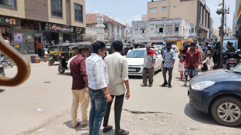 દ્વારકા શહેરમાં હોટેલ માલિકોની પાર્કિંગ માટે જગ્યા ન રાખવાનાં કારણે રસ્તા પર વાહનોનો દબાણ, વહીવટદારોના સામે ચર્ચા જગાઈ