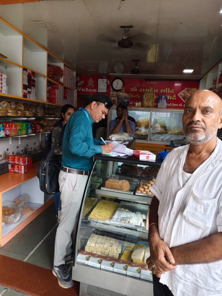 જન્માષ્ટમી તહેવારની પૂર્વસાંજમાં રાજ્ય સરકારની કાનૂની માપ વિજ્ઞાન તંત્રની સાફ સફાઈ ઝુંબેશ: નાગરિકોને છેતરતા દુકાનદારો સામે કડક કાર્યવાહી