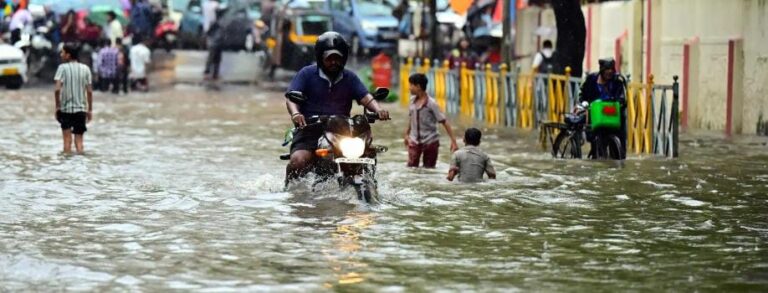મુંબઈ પાણીમાં ડૂબી: ભારે વરસાદે રસ્તાઓને વૉટર પાર્કમાં ફેરવી દીધા, બાળકો મસ્તી કરતા નજરે પડ્યા