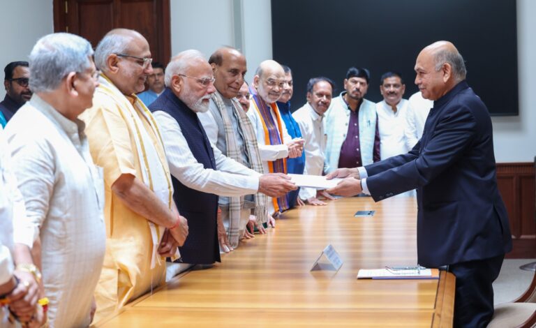 સંસદ ભવનમાં ઐતિહાસિક ક્ષણ : પ્રધાનમંત્રી નરેન્દ્ર મોદીજીની ઉપસ્થિતિમાં  સી.પી. રાધાકૃષ્ણનજીએ ઉપરાષ્ટ્રપતિ પદ માટે નામાંકન દાખલ કર્યું