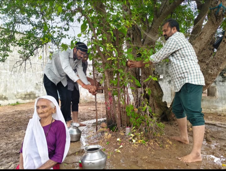 શ્રાવણી અમાસે ભાટિયા ગામમાં ભવ્ય પિતૃ તર્પણ અનुष્ઠાન: ગૌશાળા, કેસરિયા તળાવ અને મંદિરોમાં ધાર્મિક ભાવના સાથે ભક્તો ઉમટ્યા