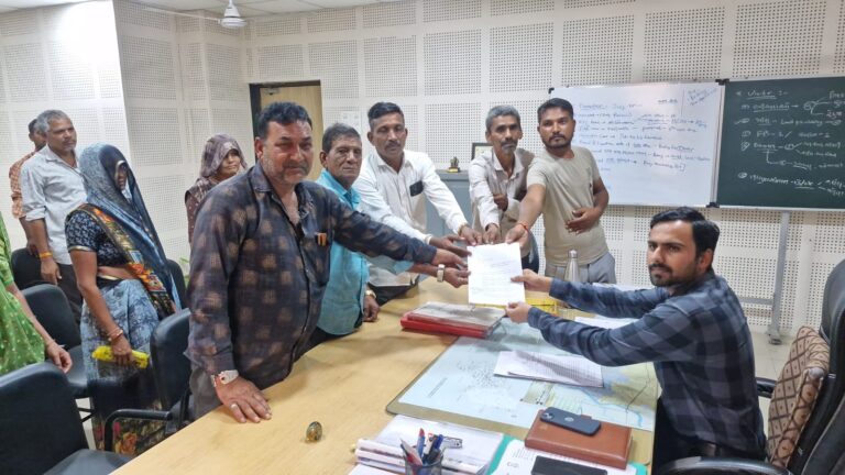 ચોપડાખુર્દ ગામની ગ્રામ પંચાયતના ભ્રષ્ટાચાર મામલે ગામજનોનો બળવો : “તપાસ ન થાય તો મુખ્યમંત્રી સુધી લઈ જઈશું”
