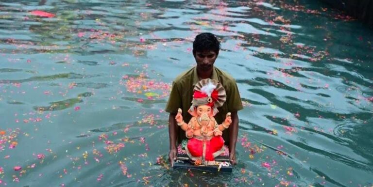 મુંબઈમાં દોઢ દિવસના બાપ્પાને ભાવુક વિદાયઃ ભક્તિ, ભવ્યતા અને પર્યાવરણપ્રેમનો અનોખો મેળાપ