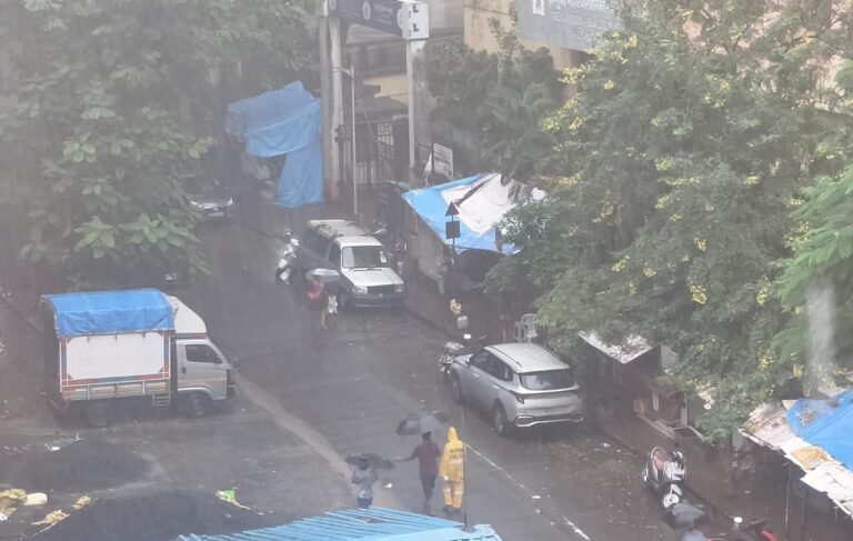 🌧️ પહેલી જ નોરતીએ મુંબઈને ભીંજવ્યું: આગામી ચાર દિવસ ભારે વરસાદની આગાહી, સંભાજીનગરમાં સ્થળાંતર – લાતુરમાં વૃદ્ધાનું મૃત્યુ