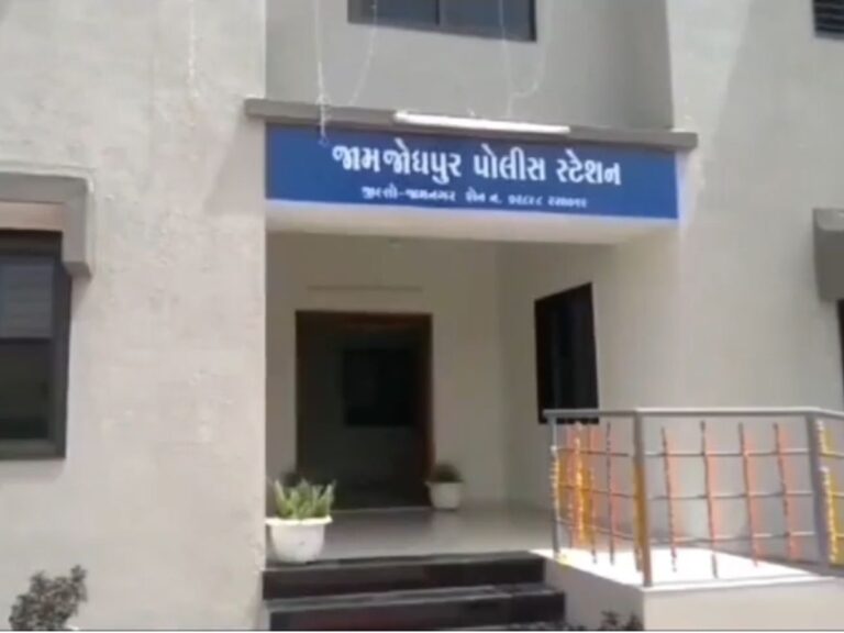જામજોધપુરમાં દારૂબંધી કાયદાને પડકારતી ઇનોવા ગાડી: પોલીસની સતર્કતા છતાં આરોપી ફરાર, ₹5.40 લાખનો મુદામાલ જપ્ત