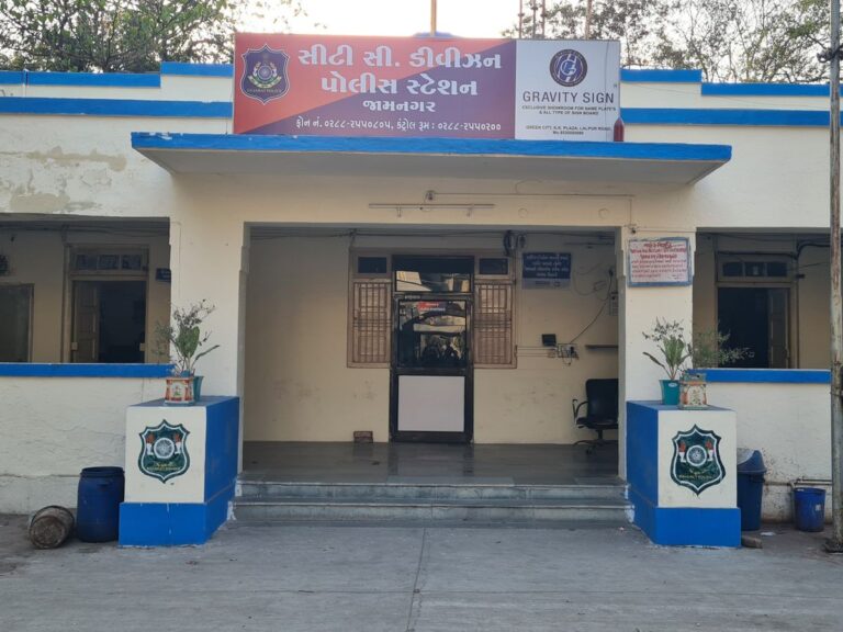જામનગરના ઓશવાળ કોલોનીમાં દહેશત: ₹10 લાખની ઉઘરાણી મુદ્દે યુવક પર લોખંડના પાઈપ વડે હુમલો, ચાર શખ્સો સામે પોલીસ ફરિયાદ