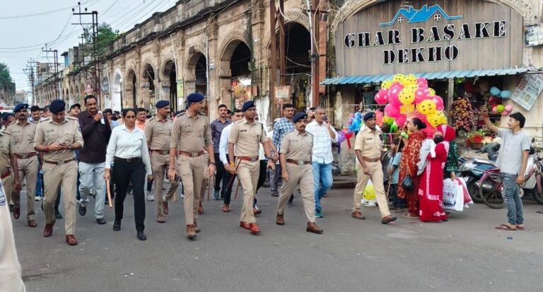 શાંતિ-સુરક્ષાનું સંકલ્પ: જામનગરમાં ગણેશ વિસર્જન અને ઇદે મિલાદને અનુલક્ષીને પોલીસનું ફૂટ પેટ્રોલિંગ