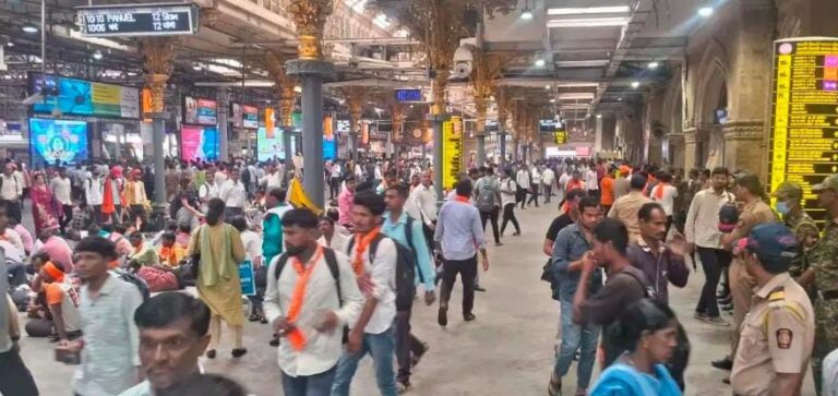 મરાઠા અનામત આંદોલનઃ મુંબઈના હૃદયમાં ઉઠેલા સ્વર, CSMT ખાતે પ્રદર્શનકારીઓની હાજરી બાદ સિવિક સ્ટાફે સાફસફાઈ સંભાળી
