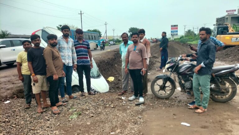 જામનગર હાપા-રાજકોટ હાઇવે પર ગટરના ખાડાઓથી ઊભી થતી જાનહાનીની પરિસ્થિતિ: કોન્ટ્રાક્ટરો અને JMC અધિકારીઓની મિલીભગતથી કરોડોના ભ્રષ્ટાચારનો કિસ્સો
