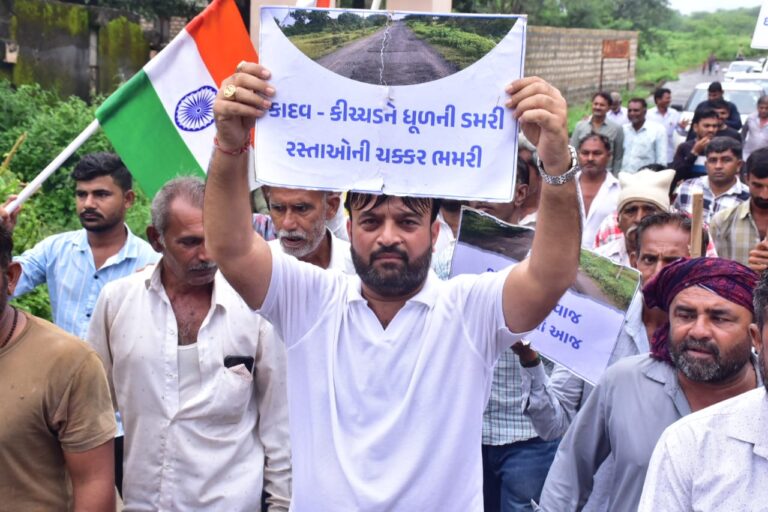 ખસ્તા માર્ગો સામે જનઆંદોલન : ધારાસભ્ય હેમંત ખવાનીની પદયાત્રા, હોથીજી ખડબા સુધી વિદ્યાર્થીઓની સાથે ઉઠ્યો ન્યાયનો સ્વર