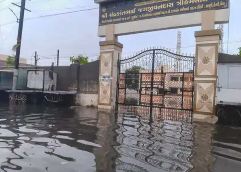 રાધનપુરમાં મેઘરાજાની ત્રાટક: ધોધમાર વરસાદે શહેરને જળમય બનાવ્યું, તંત્ર સામે જનરોષ