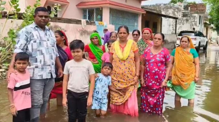 વિઠલનગર સોસાયટી પાણીમાં ગરકાવ : દસ દિવસથી વરસાદી પાણી ભરાતા રહીશોનો આક્રોશ, નગરપાલિકા સામે ઉગ્ર રોષ