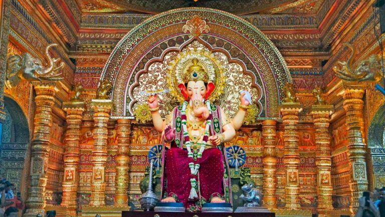 લાલબાગચા રાજાની હરાજીમાં ભક્તિનો અદ્વિતીય જલવો: ૧૦૦ ગ્રામના સોનાના બિસ્કિટને ૧૧.૩૧ લાખની સૌથી ઊંચી બોલી, ૧૦૮ ચડાવેલાં આભૂષણોમાંથી મંડળે કમાયા ૧.૬૫ કરોડથી વધુ