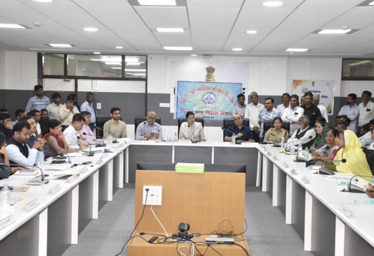 જામનગર જિલ્લામાં સર્વાંગી વિકાસને વેગ આપવા દિશા સમિતિની બેઠકઃ સાંસદશ્રી પૂનમબેન માડમના માર્ગદર્શન હેઠળ લોકમાંગણીઓનો સમયબદ્ધ ઉકેલ લાવવાનો સંકલ્પ
