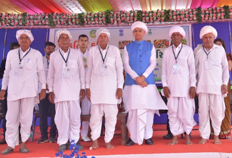 પ્રાકૃતિક કૃષિ પ્રકૃતિના શરણે: રાજ્યપાલ આચાર્ય દેવવ્રતજીનો મહેસાણા જિલ્લામાં ખેડૂતો સાથે સંવાદ, સ્વસ્થ આહાર અને આત્મનિર્ભર ખેતી તરફ મોટો સંદેશ
