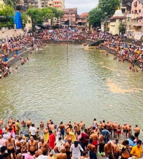 બાણગંગા તળાવ ખાતે સર્વપિતૃ-તર્પણનો મહામેળો : પૂર્વજોની શાંતિ માટે શ્રદ્ધાળુઓનો ઉમટ્યો માનવ મહેરામણ