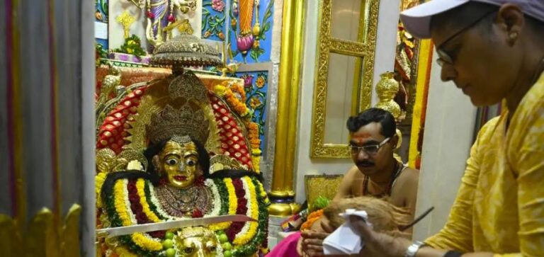 મુંબઈની રખેવાળ દેવી: શારદીય નવરાત્રીમાં મુમ્બાદેવી મંદિરે ભક્તોની ઉમટી ભીડ