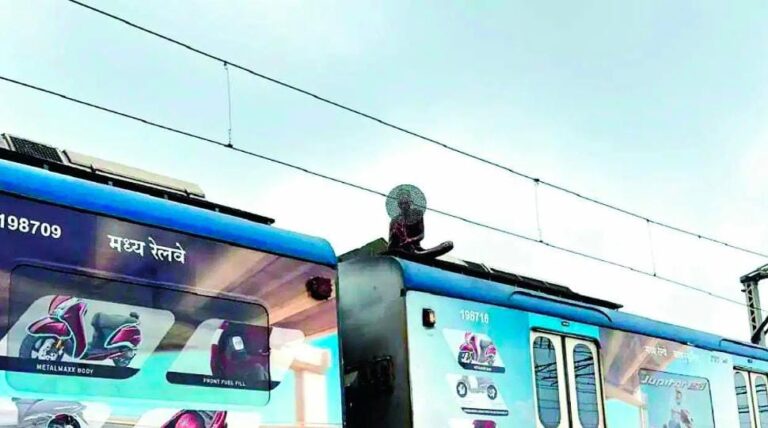 AC લોકલની છાપરેથી હાઈ-વોલ્ટેજ વાયરના જોરદાર કરંટ લાગવાથી યુવાન ગંભીર સ્થિતિમાં: રેલવે સુરક્ષા વ્યવસ્થાઓ પર ચિંતાનું પડકાર