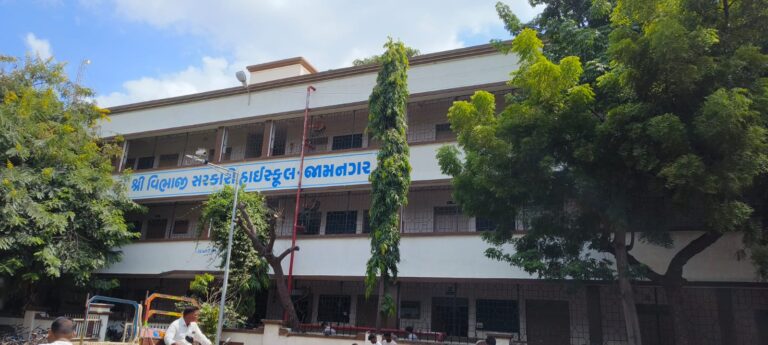 વિભાજી સ્કૂલની નમી ગયેલી દિવાલનું સમારકામ: શાળાની સુરક્ષા અને વિદ્યાર્થીઓના આરોગ્ય માટે કોર્પોરેશનની ત્વરિત કાર્યવાહી