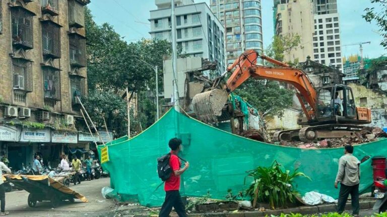 અલંકાર સિનેમા તોડી પાડાયુંઃ મુંબઈના સિંગલ-સ્ક્રીન યુગના પડઘમો હવે સ્મૃતિઓમાં જ બાકી