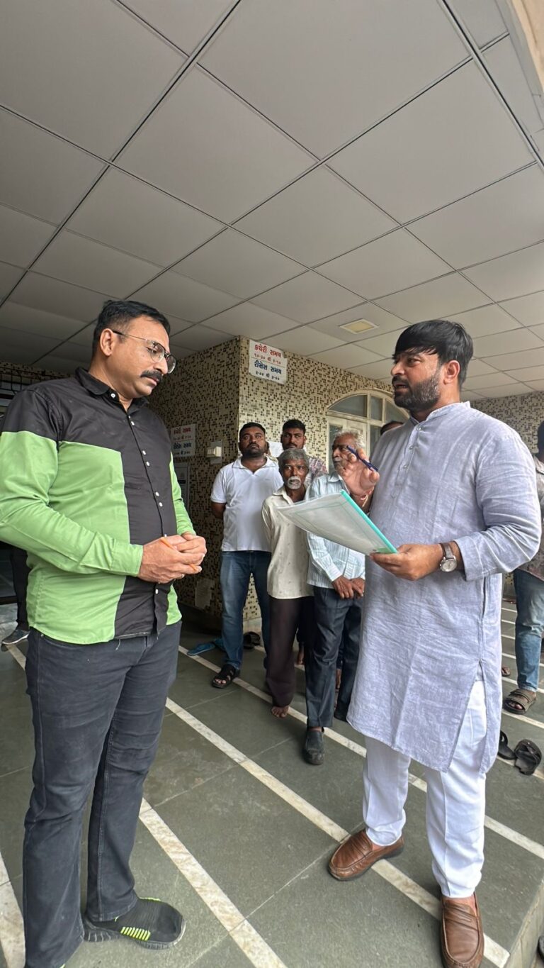 ડુંગળીના ઓછા ભાવ સામે જામજોધપુરમાં અનોખો વિરોધ : ધારાસભ્ય હેમંત ખવા ખેડુતો સાથે રેલીમાં, વેપારીઓને મફત ડુંગળી વહેંચી સરકાર સુધી પહોંચાડ્યો સંદેશ